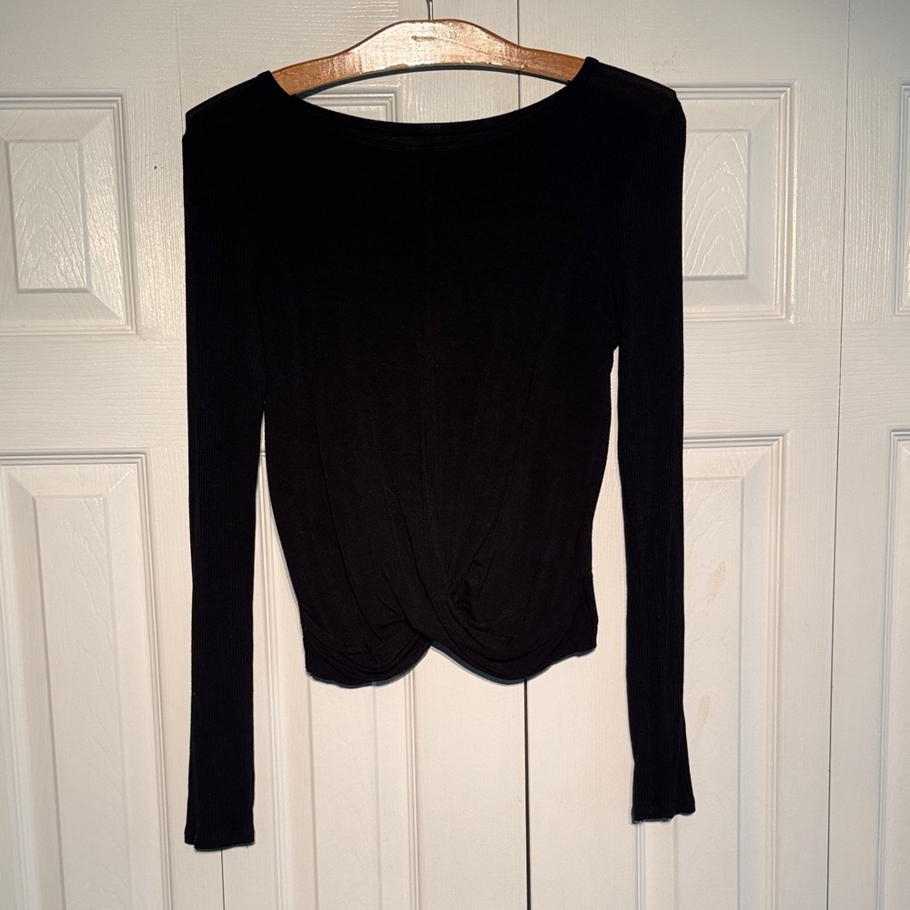 ALO Yoga Black Long-Sleeve Twist Hem Top